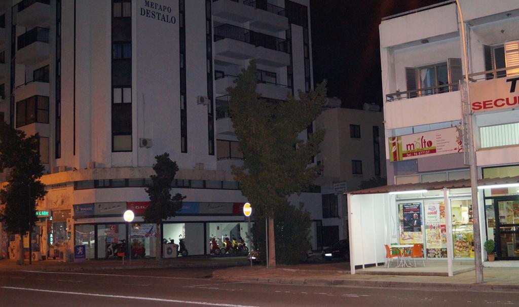 Destalo Court Larnaca Apartment Exterior foto